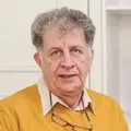 کارآفرینی صاحبکار با مجسمه آدم‌های بزرگ در قاب کوچک