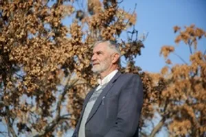 محمد ایستاده پای انقلاب