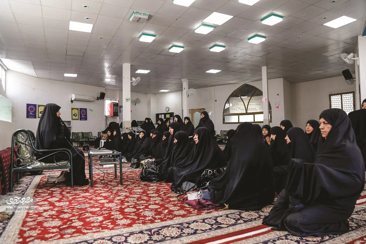 پروین اکبری، بانوی مبلّغ و مفسر قرآن که در مسجد صاحب‌الزمان(عج) رایگان آموزش می‌دهد