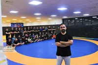 مربی کشتی بچه‌های توس روی تشک، درس زندگی می‌دهد