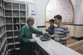 خادمان کفشدار، زائر را قبل و بعد از زیارت می&zwnj;بینند