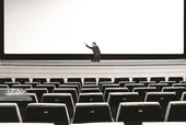مرتضی روی صحنه تئاتر ناتوانی&zwnj;های فلج مغزی را به بازی گرفت