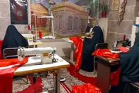 دوخت ۳۰۰ پرچم برای مراسم تشییع رهبرشهید در سرشور