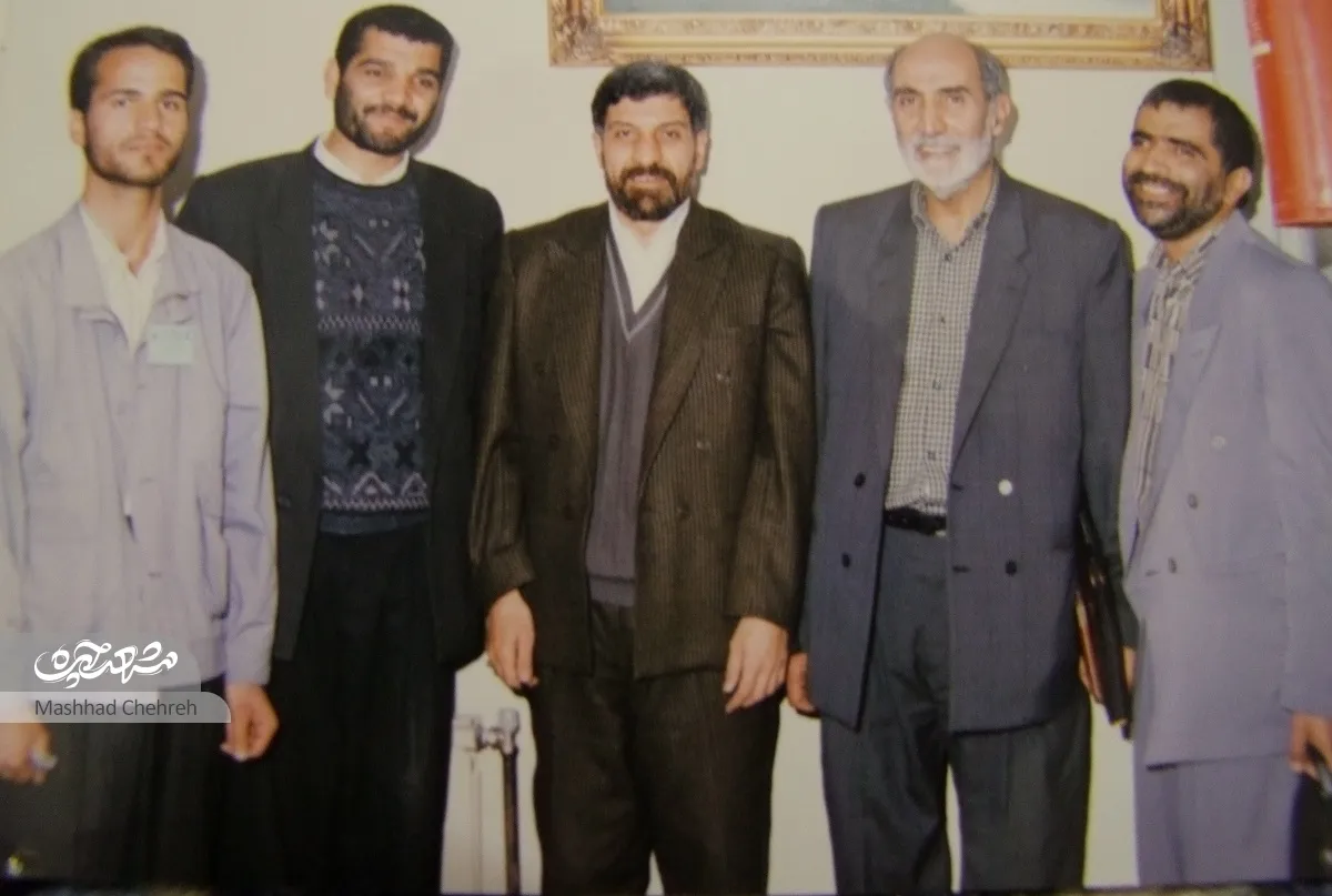 حاج محمود اکبرزاده، مداح و یار انقلابی رهبر شهید است.