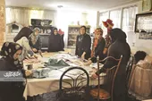 یک کارگاه هنر و دستانی که برای نیازمندان کوک می&zwnj;زنند