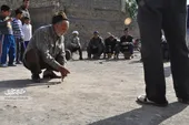 تیله بازی پیرمردها زیر سایه ایوان طرق