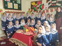 23دانش‌آموز دور یک کرسی به صرف یلدا