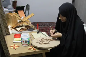 ماندگارترین اثر معرق عالیه صابونیان تقدیم رهبر شهید شد