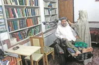 نویسندگی سردار جانباز محله سجاد با نی و دندان