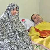 خدیجه خانم عصای دست همسر جانبازش است