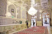 غبارهای میز کفشداری را روی صورتشان کشیدند