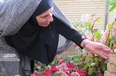 درخت و گلدان&zwnj;های خانه شایسته خانم با مهربانی او جان گرفتند