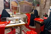 دوخت ۳۰۰ پرچم برای مراسم تشییع رهبرشهید در سرشور