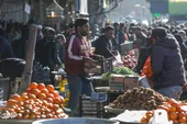 مهربانی&zwnj;های یلدایی بابا &laquo;نورعلی&raquo; در میدان&zwnj;&zwnj;بار نوغان