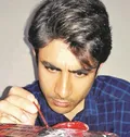 سیدمحسن رضوی هنر ویترای را روی سنگ اجرا می‌کند