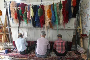 بارِ زندگی، پیرمرد‌ها را پای دار قالی نشانده