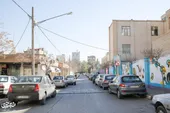 کوچه&zwnj;ای با عناصر قدیمی شهری