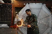 مهارت‌آموزی نوجوانان در کارگاه مجتبی قالیشویان