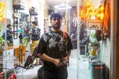 درِ آرایشگاه قیچی&zwnj;طلایی به روی نیازمندان باز است