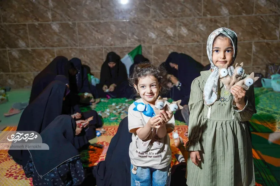 هدیه‌های عروسکی دختران محله شهید‌قربانی برای زائران
