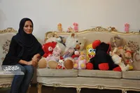 سمیرا به کودکان شهر اسباب‌بازی هدیه می‌دهد