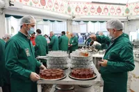 میزبانی قائمشهری‌ها با چای و بهارنارنج در حرم امام رضا(ع)