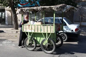 واقف مسجد امام حسین (ع) با گاری بلورفروشی می‌کند
