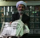 تبلیغ امام با بلندگو از روی درخت توت