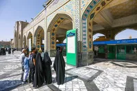 اخلاص زائران دل‌شکسته مقابل تابلو «اذن ورود»
