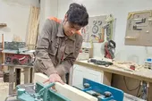 دانش&zwnj;آموز هنرستانی، کارگاه چوب راه انداخته است