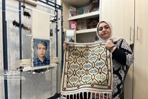 نازآفرین آرش هنر قالی‌بافی را به توان‌یابان آموزش می‌دهد