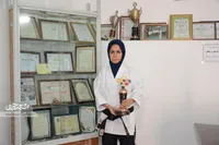 طاهره باقری بر سکوی قهرمانی مسابقات زنان مسلمان ایستاده است