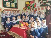 23دانش&zwnj;آموز دور یک کرسی به صرف یلدا