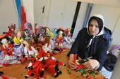 عروسک&zwnj;های زهرا ملتی لباس&zwnj; محلی به تن دارند