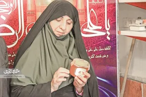 بانوی کارآفرین محله شهیدرستمی به «مامانِ زنبورها» معروف است