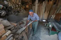 ۸۰ سال زندگی اوستا حسین نجار با چوب و اره