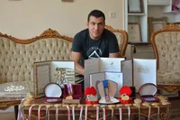 محمد دانشور مدال طلایش را به خیریه همدم هدیه کرد