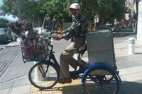 پیک بازاری‌های اطراف حرم سه‌چرخه سواری ۶۳ ساله است