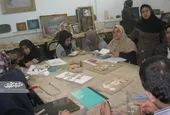 لیلا حقیقی مربی خط و نقاشی و معرق&zwnj;کاری معلولان است