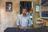 احمد ازغدی برای کمک به رزمندگان، نخ و سوزن در دست دارد