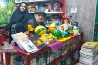 زوج محله امام خمینی(ره) با اسباب‌بازی‌‌ها شادی هدیه می‌دهند